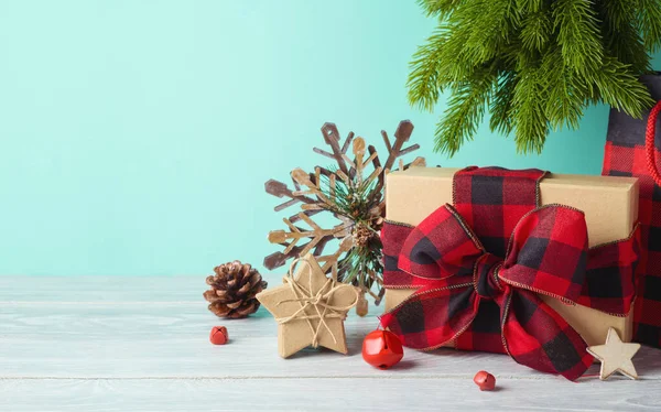 Jul Semester Bakgrund Med Presentask Och Prydnader Träbord Vinter Gratulationskort — Stockfoto