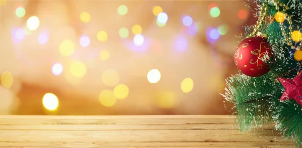 Kerstvakantie Achtergrond Met Kerstboom Lege Houten Tafel Feestelijke Bokeh — Stockfoto