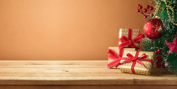 Árbol Navidad Cajas Regalo Mesa Madera Antecedentes Para Montaje Del — Foto de Stock