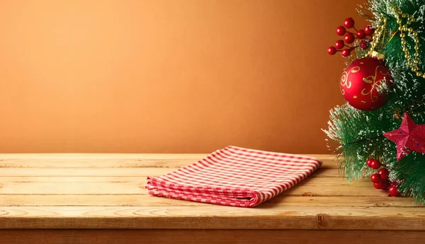 Mesa Madeira Vazia Com Toalha Mesa Checada Vermelha Árvore Natal — Fotografia de Stock