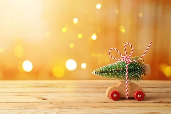Vánoční Dovolená Koncept Autíčkem Vánoční Stromeček Dřevěném Stole Přes Bokeh — Stock fotografie