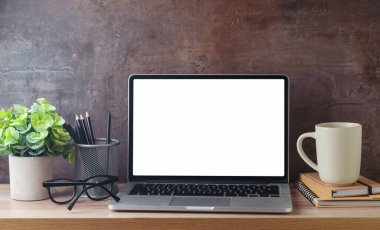 Dizüstü bilgisayar, modern ofis masasına dizüstü bilgisayar, kahve fincanı ve bitki ekiyor. İş konsepti