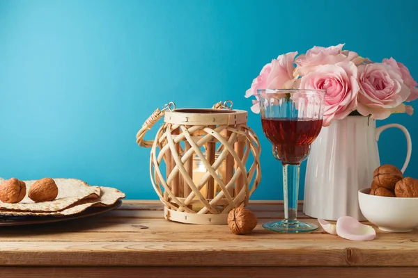 Εβραϊκή Γιορτή Έννοια Πάσχα Ποτήρι Κρασιού Matzah Και Λουλούδια Ξύλινο — Φωτογραφία Αρχείου