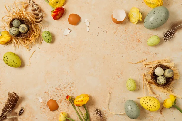 Paskalya Bayramı Sınır Çerçevesi Paskalya Yumurtaları Bahar Çiçekleriyle Donatılmış Üst — Stok fotoğraf