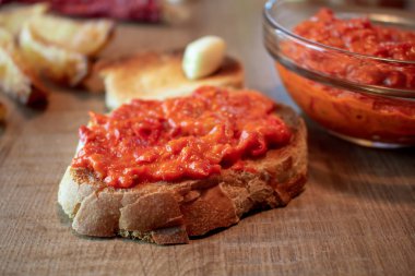 Sırp ajvar incelik, ekmeğin ajvara resmini beyaz soğan ile kaplı.