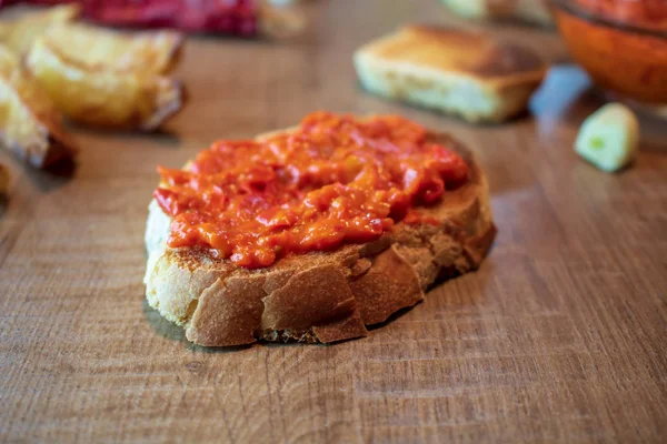 Ekmeğin ajvara resmini beyaz soğan ile kaplı.