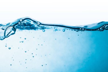 Su yüzeyi üzerinde sıçramasına yakın beyaz arka plan üzerinde izole.