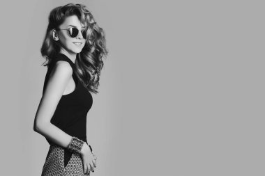 Moda studio mükemmel cilt olan seksi kadın portresi. Güneş gözlüklü kız.