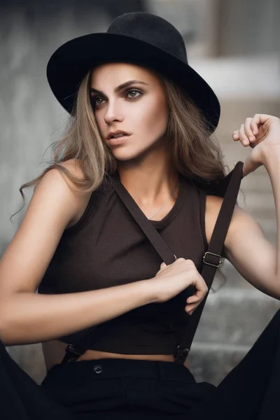 Retrato Uma Menina Branca Branca Bonito Jovem Chapéu Elegante Preto — Fotografia de Stock