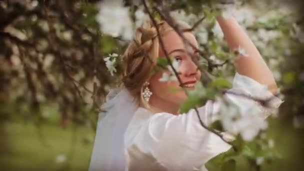 Menina Jovem Manto Branco Contra Pano Fundo Jardim Primavera — Vídeo de Stock