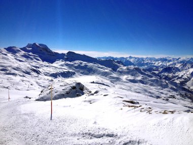 Cervino, tepe ve dağ manzarası  
