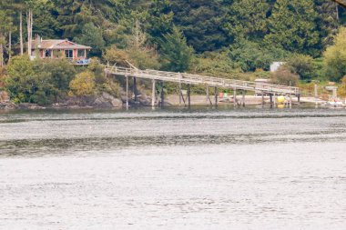 Dock uzun ulaşan bir evden okyanusa