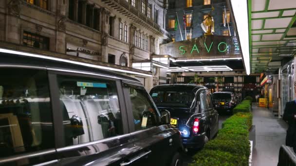 2020年2月3日 伦敦黑色出租车在萨伏伊酒店前门排队等候 — 图库视频影像