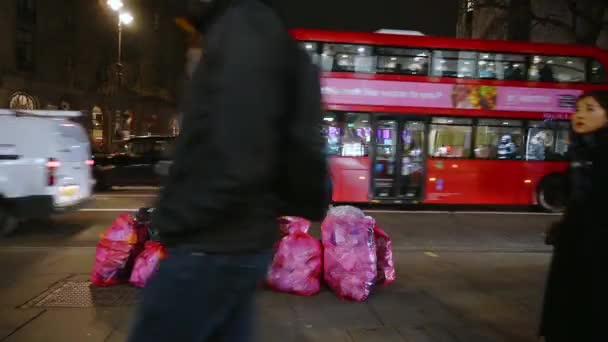 London February 2020 Trash Bags Garbage Pavement Strand London Night — Stock Video
