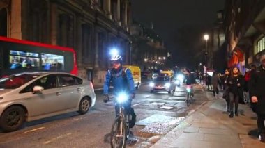 LONDON - ŞUBAT 03, 2020: mavi ışıklı bir acil ambulans yoğun Londra trafiğinden Strand boyunca ilerliyor