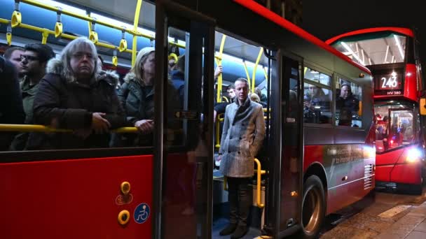 Londen Februari 2020 Pendelaars Nachts Ingepakt Een Londense Bus Wachtend — Stockvideo