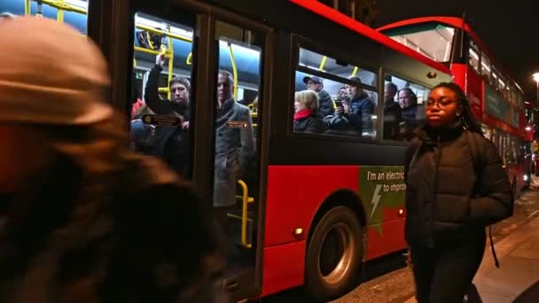 Londen Februari 2020 Overvolle London Bussen Langzaam Rijdend Langs Een — Stockvideo