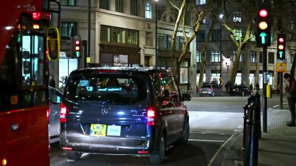 2020年2月3日 伦敦伦敦证交所 Lse 外的夜晚 排队等候的车辆在红灯信号转绿时将其从人行横道上拉开 — 图库视频影像