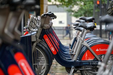 LONDON - 23 Eylül 2019: Yağmurlu bir günde The Strand 'da kiralanan 