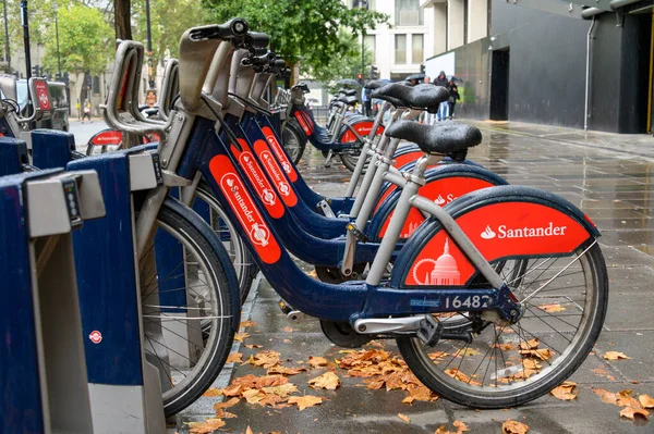 LONDON - 23 EYLÜL 2019: Yağmurlu bir günde The Strand 'da kiralık 