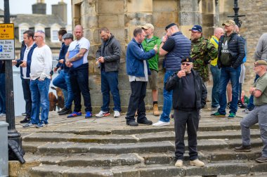 Richmond, Kuzey Yorkshire, İngiltere - 14 Haziran 2020: Siyahi Yaşamlar Önemi Protestocuları Richmond, Kuzey Yorkshire 'da düzenlenen BLM protestosunda Obelisk' i korudular