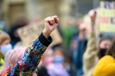 Richmond, Kuzey Yorkshire, İngiltere - 14 Haziran 2020: Richmond, Kuzey Yorkshire 'da düzenlenen Siyahi Yaşamlar Önemi Protestosu' nda yaşlı bir kadının el ele tutuşması. Arka planda odak dışı diğer protestocular