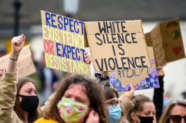 Richmond, Kuzey Yorkshire, İngiltere - 14 Haziran 2020: Protestocular PPE yüz maskesi takıyor ve Kuzey Yorkshire, Richmond 'da düzenlenen Siyahi Yaşamları Önemi Protestosunda ev yapımı ırkçılık karşıtı tabelalar taşıyorlar