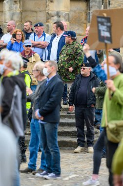 Richmond, Kuzey Yorkshire, İngiltere - 14 Haziran 2020: Anti-BLM sayma protestocuları Richmond Pazarındaki Obelisk 'in tabanında toplandı.