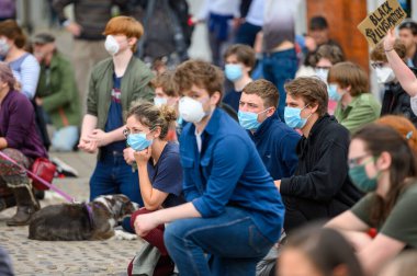 Richmond, Kuzey Yorkshire, İngiltere - 14 Haziran 2020: Protestocular Richmond, Kuzey Yorkshire 'daki Siyahların Yaşamı Önemli Protesto' da diz çökerken PPE maskesi takıyorlar