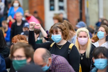 Richmond, Kuzey Yorkshire, İngiltere - 14 Haziran 2020: Protestocular Richmond, Kuzey Yorkshire 'daki Siyahların Yaşamı Önemli Protesto' da diz çökerken PPE maskesi takıyorlar