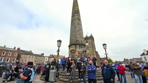 Richmond North Yorkshire Großbritannien Juni 2020 Gegendemonstranten Schützen Den Obelisk — Stockvideo