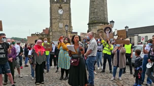 リッチモンド ノースヨークシャー イギリス 2020年6月14日 スローズームアウト ObeliskとThe Green Howards Museumの前で講演するBlm抗議者がThe Marketplaceで抗議 — ストック動画