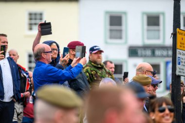 Richmond, Kuzey Yorkshire, İngiltere - 14 Haziran 2020: British All Lives Matter Counter protestocuları Richmond, Kuzey Yorkshire 'da bir Siyahi Yaşamı Önemli Protesto videosu için akıllı telefon kullandılar