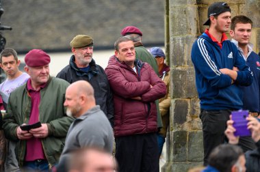 Richmond, Kuzey Yorkshire, İngiltere - 14 Haziran 2020: Kuzey Yorkshire, Richmond 'da düzenlenen Siyahi Yaşamlar Değerli Protestoda eski İngiliz askerlerle BLM karşıtı protestocular
