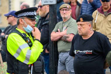 Richmond, Kuzey Yorkshire, İngiltere - 14 Haziran 2020: Bir Polis Memuru PPE yüz maskesini düzeltti ve İngiliz BLM sayaç protestocularıyla Siyah Yaşamlar Konusu protestosunda karşı karşıya geldi