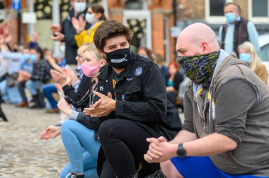 Richmond, Kuzey Yorkshire, İngiltere - 14 Haziran 2020: Protestocular bir Siyahi Yaşamı Önemi protestosunda diz çökerken ve alkışlarken yüz maskesi takıyorlar