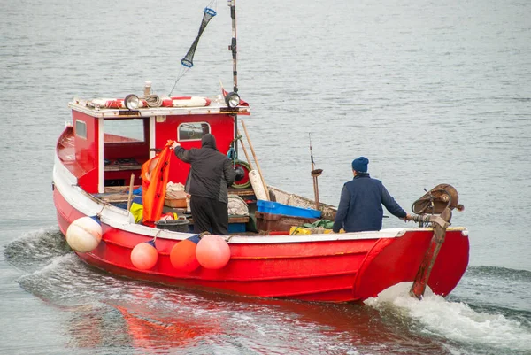 Dos Pescadores Bordo Pequeño Barco Pesquero Rojo Movimiento —  Fotos de Stock