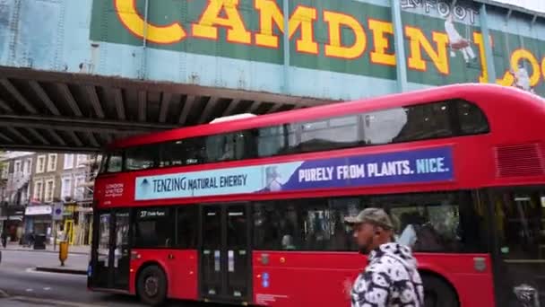 2019年9月30日 一辆红色伦敦双层巴士在著名的卡姆登船闸桥标志下通过 — 图库视频影像