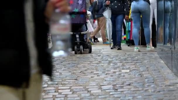 2019年9月30日 在卡姆登市场 Camden Market 购物者在鹅卵石铺成的街道上行走时 拥挤的步行景观 — 图库视频影像