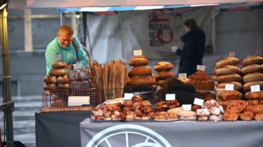 19 Mart 2020 'de King' s Cross Tren İstasyonu 'nun dışındaki açık büfede taze ekmek tezgahı.