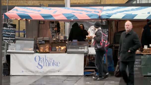 Лондон Марта 2020 Года Продовольственная Лавка Открытом Рынке Железнодорожном Вокзале — стоковое видео
