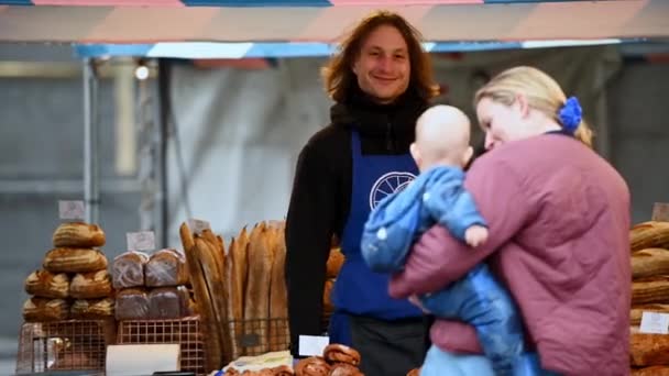 London March 2020 Owner Fresh Bread Stall Outdoor Food Market — Stock Video