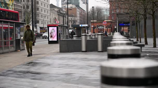 Londres Mars 2020 Des Piétons Passent Devant King Cross Square — Video