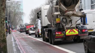 Londra 'nın Euston Yolu' ndaki boş bir otobüs şeridinde ağır trafik var.
