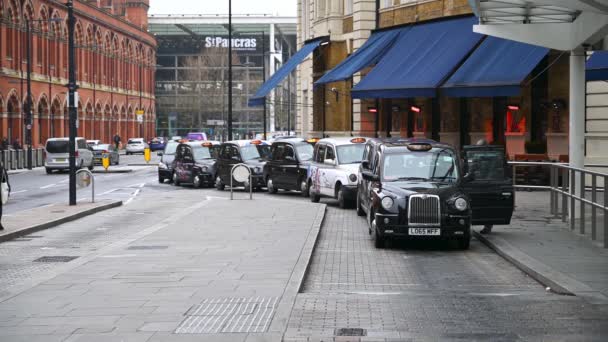 Londres Marzo 2020 Hombre Sube Taxi Negro Londres Las Afueras — Vídeos de Stock