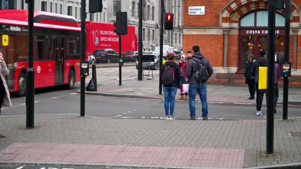 Лондон Марта 2020 Года Люди Пересекают Пешеходный Переход Панкрас Роуд — стоковое видео