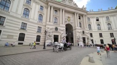 VİANNA - 11 Temmuz 2019 Hofburg binasının önünden ULTRA WIDE TILT İÇİN Bir at arabası ve turistleri açığa çıkarmak için
