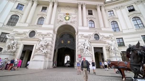 Vienna Juli 2019 Panning Shot Van Het Hofburg Gebouw Toeristen — Stockvideo