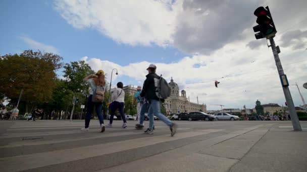 维也纳 2019年7月11日 奥地利维也纳Kunsthistorisches艺术史博物馆附近一个人行横道交叉口上的游客通道全景 — 图库视频影像