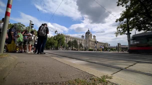 Vienna Juli 2019 Ground Level Ultra Wide Utsikt Över Turister — Stockvideo